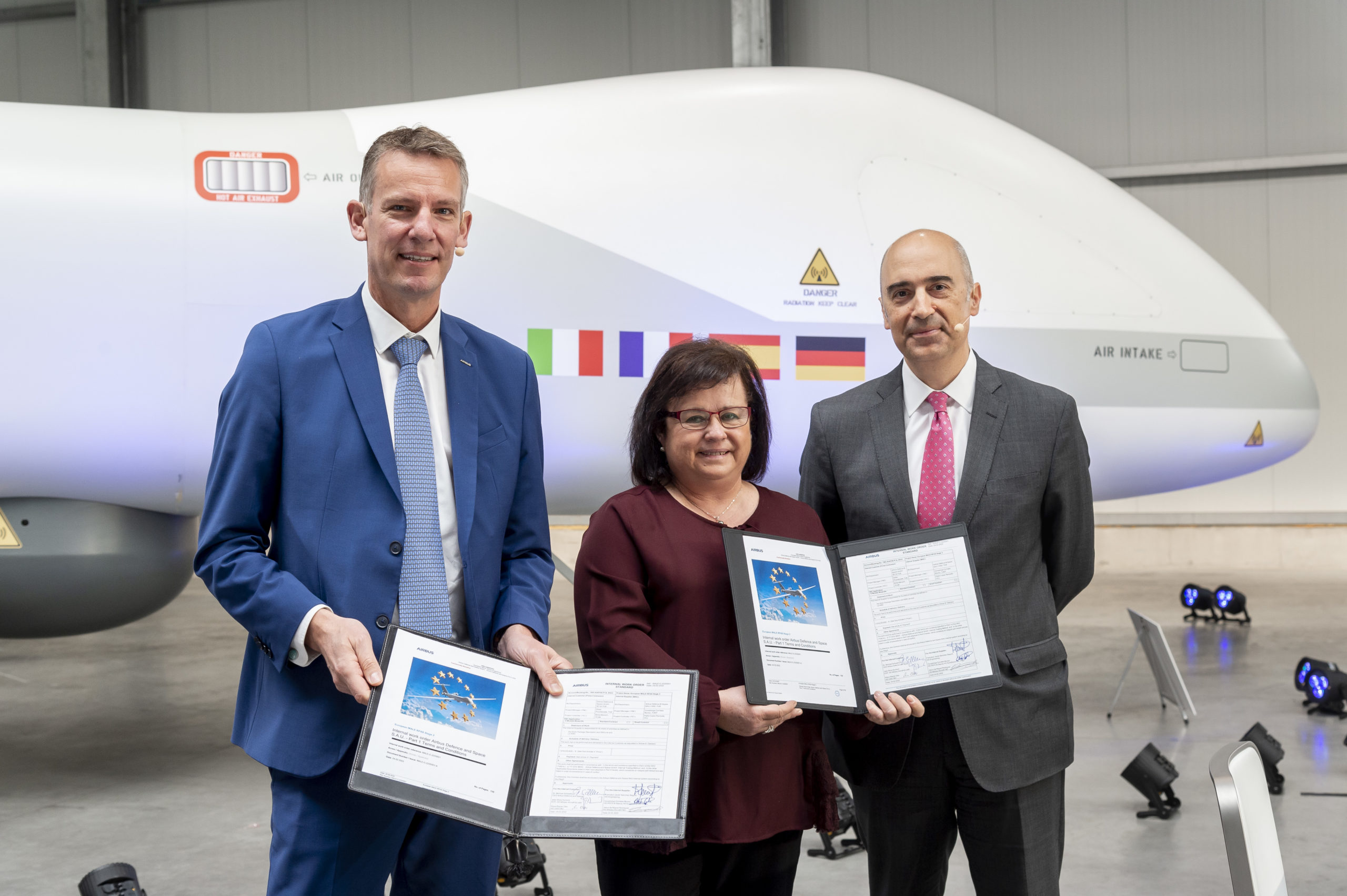 From left: Jean-Brice Dumont – Airbus Defence and Space Executive Vicepresident Military Aircraft (l); Covadonga Corrales Muñoz – Airbus Defence and Space HO Eurodrone Programme Spain (c); and Paco Sanchez Segura – Airbus Defence and Space Executive Vicepresident Engineering (r)